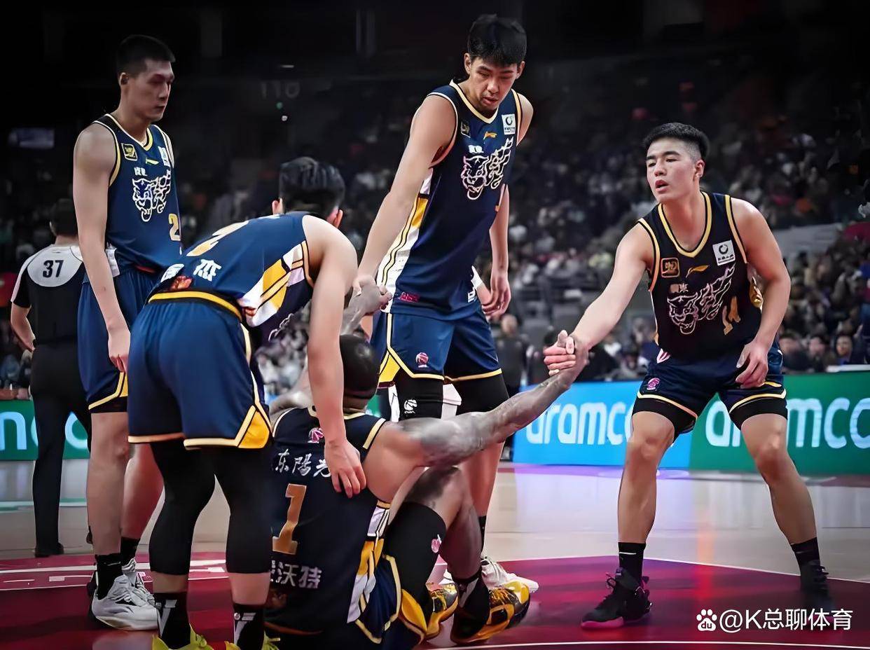 关键时刻尼斯调整名单以备CBA季后赛，单刀错失环节打磨，球迷炸锅，更衣室氛围转暖的简单介绍