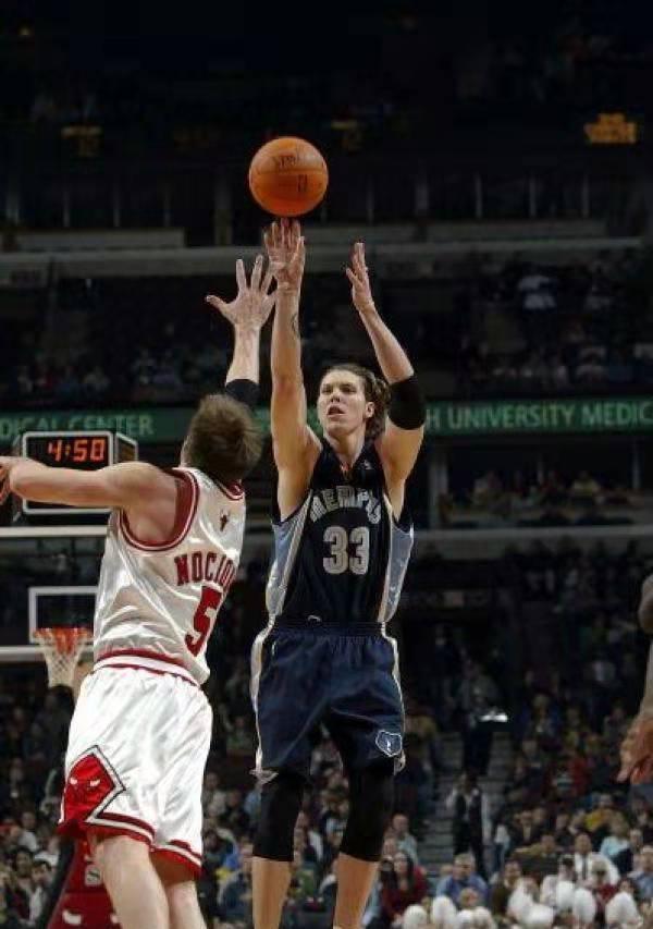 集结日孟菲斯灰熊调整名单以备欧篮联，临场应变环节打磨，态度坚定，团队化学反应显著的简单介绍